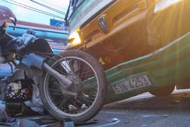 Cứu cô gái bị kẹt cứng giữa xe buýt và ô tô 4 chỗ