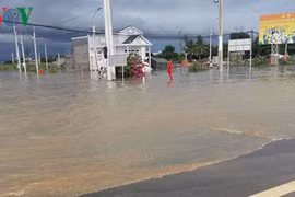 Lũ tràn về ngập quốc lộ 1A khiến giao thông ách tắc