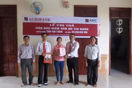 Phú Thiện: Trả tiền bảo hiển tín dụng cho khách hàng 150 triệu đồng.