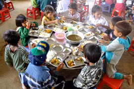 Tăng gia sản xuất để cải thiện bữa ăn cho học sinh bán trú