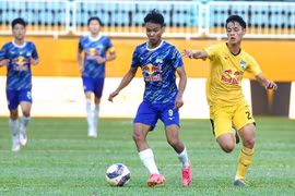 Câu lạc bộ Hoàng Anh Gia Lai đấu nội bộ để chạy thử dàn Led quảng cáo trên sân Pleiku