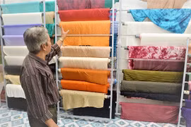 Trăm năm tơ lụa dưới tay người