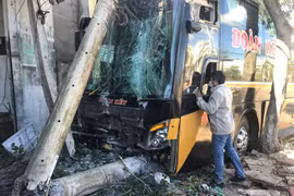Đak Đoa: Ô tô khách đâm gãy cột điện suýt lao vào nhà dân