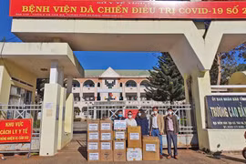Tặng thuốc, vật tư y tế cho Bệnh viện dã chiến điều trị Covid-19 số 2 tỉnh Gia Lai