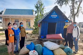 Đong đầy "hũ gạo tình thương"