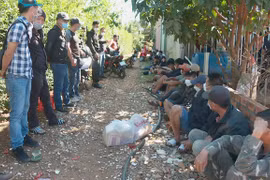 Công an ập vào sới đá gà giữa rẫy, bắt giữ 26 đối tượng