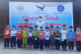 Đak Pơ tặng 279 thẻ bảo hiểm y tế cho học sinh và người dân có hoàn cảnh khó khăn