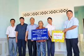 Phó Bí thư Tỉnh ủy Rah Lan Chung trao tặng 2 ngôi nhà tình nghĩa tại Chư Sê và Chư Prông