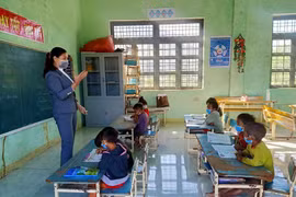 Bám làng, gieo chữ