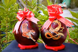 'Mặc áo mới' cho dừa chưng tết, nhóm sinh viên thu nhập tiền triệu mỗi ngày