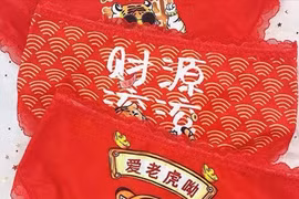 Người Trung Quốc mặc đồ đỏ trong Tết để cầu tài lộc