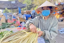 Lá chuối, lá dong hút khách ngày giáp Tết