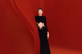 Thúy Ngân diện váy xẻ bạo khoe body nóng bỏng