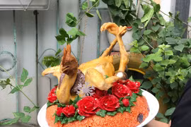 Nhà giàu chi tiền triệu mua 'gà ngự vườn hồng' cúng tất niên