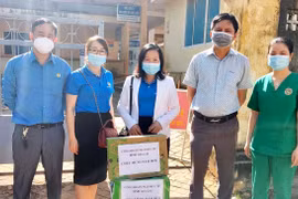 Công đoàn ngành Y tế Gia Lai thăm, tặng quà nhân viên y tế tuyến đầu chống dịch