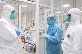 Sáng 12/1: Gần 900 bệnh nhân COVID-19 đang thở máy và ECMO; đã có 34 ca nhiễm biến chủng Omicron