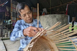 Tơ Tung bảo tồn nghề đan lát