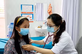 Tặng thẻ bảo hiểm y tế cho học sinh khó khăn: Nhân văn, thiết thực