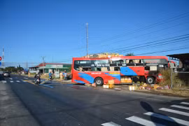 Bình Thuận: Xe khách giường nằm cuốn xe máy vào gầm rồi bốc cháy