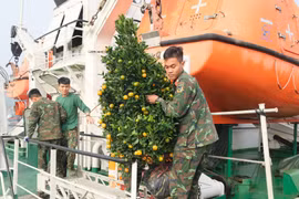 'Chở' tết ra đảo tiền tiêu