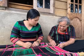 Gìn giữ nghề dệt thổ cẩm của đồng bào dân tộc ở Tây Nguyên