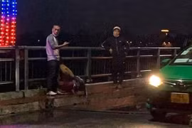 Xôn xao vụ dùng súng uy hiếp con nợ giữa đường