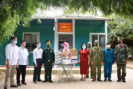 Thăm, tặng quà Tết lực lượng vũ trang và tuyến đầu chống dịch Covid-19