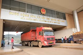 Quảng Ninh, Lào Cai dừng tiếp nhận phương tiện chở một số mặt hàng qua lối mở, cửa khẩu