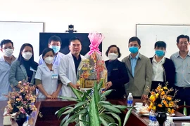 Phó Chủ tịch HĐND tỉnh Ayun H'Bút chúc Tết đơn vị y tế