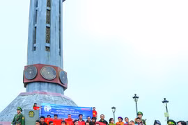 Chào cờ nơi phên dậu