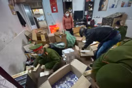 Bắt giam đối tượng mua bán hàng cấm