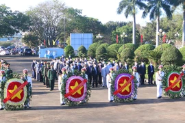 Lãnh đạo tỉnh Gia Lai dâng hoa, dâng hương tưởng niệm Chủ tịch Hồ Chí Minh và viếng mộ các liệt sĩ