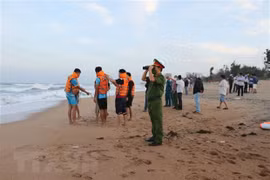Phú Yên: Hai học sinh bị sóng biển cuốn trôi mất tích