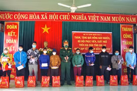 Bộ Tư lệnh Quân khu 5 kiểm tra các đơn vị quân đội, tặng quà Tết cho người nghèo tại Gia Lai