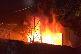 Pleiku: Cháy lớn ở kho chứa hàng điện tử, thiệt hại hàng tỷ đồng