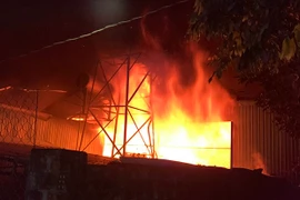 Pleiku: Cháy lớn ở kho chứa hàng điện tử, thiệt hại hàng tỷ đồng
