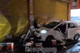 Ô tô 'điên' tông 2 xe máy rồi lao vào tiệm sơn làm 3 người bị thương nặng