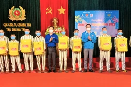 Tặng 20 suất quà cho phạm nhân là thanh niên cải tạo tốt tại Trại giam Gia Trung