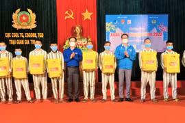 Tặng 20 suất quà cho phạm nhân là thanh niên cải tạo tốt tại Trại giam Gia Trung