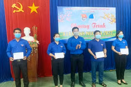 Gia Lai tặng hơn 750 suất quà Tết tặng cho trẻ em, người dân khó khăn