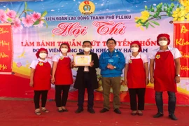 Pleiku: Tổ chức hội thi làm bánh thuẫn, mứt truyền thống