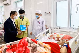 Bảo hiểm Xã hội Gia Lai tặng quà cho bệnh nhân bảo hiểm y tế