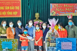 Bí thư Đảng ủy Khối các Cơ quan và Doanh nghiệp tỉnh Gia Lai chúc Tết cán bộ lão thành cách mạng