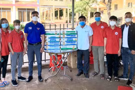 Gây quỹ tặng quà Tết cho thiếu nhi khó khăn