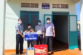 Bàn giao 10 ngôi nhà cho hộ nghèo tại huyện Đức Cơ