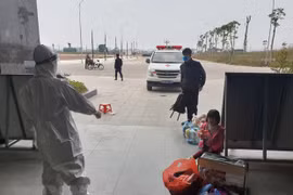 Người dân trong và ngoài nước về quê dịp Tết: Không ngăn sông cấm chợ