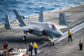 F-35 gặp nạn trên tàu sân bay Mỹ ở biển Đông, 7 người bị thương