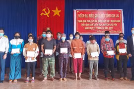 Đoàn đại biểu Quốc hội tỉnh Gia Lai tặng 50 suất quà cho hộ nghèo ở xã Ia Hla