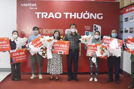 Vietel Gia Lai trao thưởng cho 9 khách hàng may mắn trúng thưởng Chương trình "Săn iPhone 13 chỉ với 50K"
