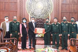 Bí thư Tỉnh ủy Hồ Văn Niên thăm, tặng quà các đồng chí nguyên lãnh đạo tỉnh, Quân đoàn 3 và Binh đoàn 15